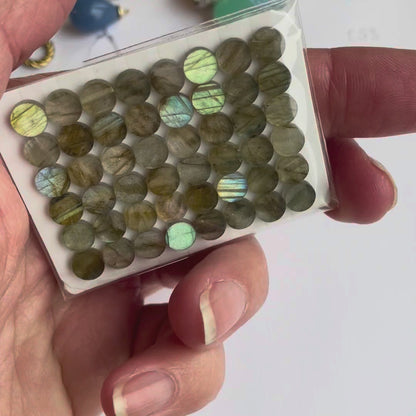 Video: Labradorit Cabochons rund 6 mm