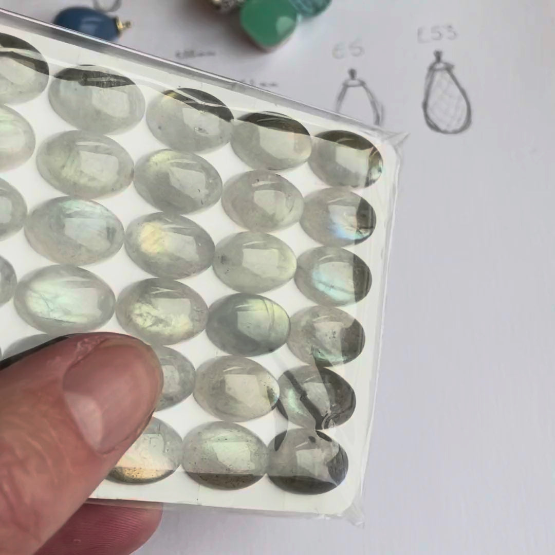 Video: Labradorit Cabochons oval 10 x 14 mm AA
