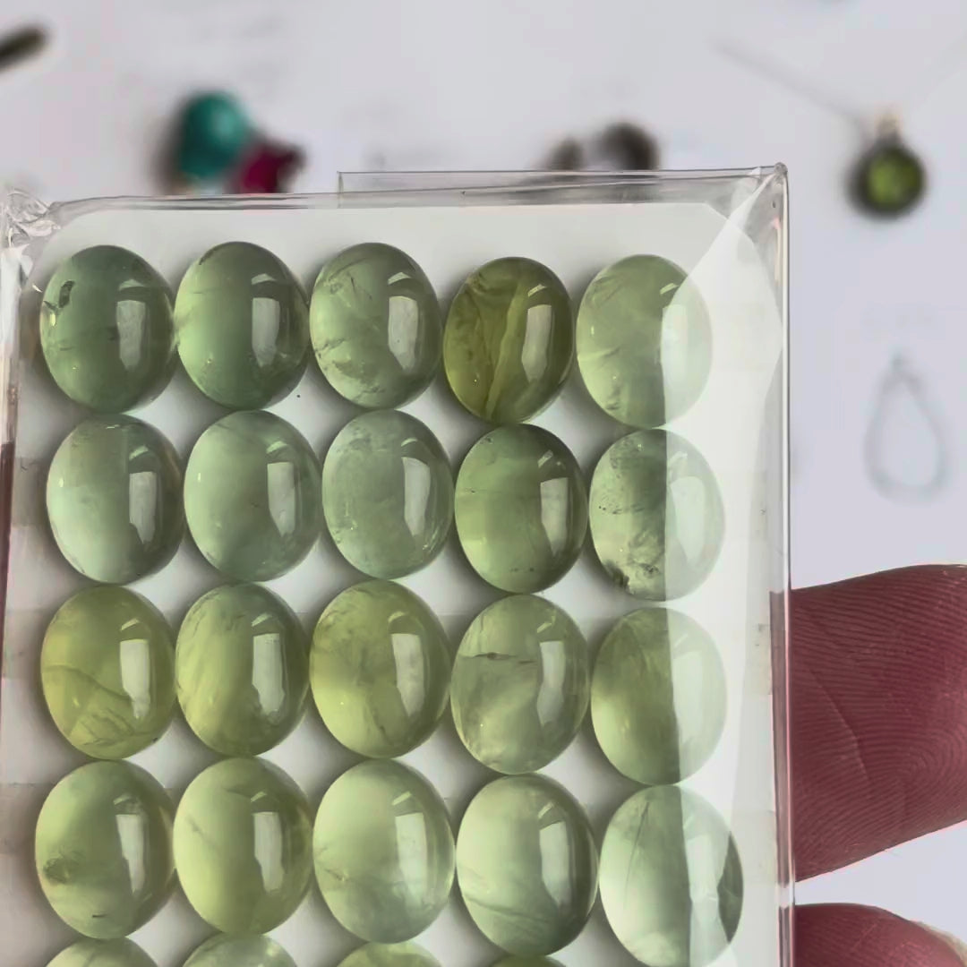 Video: Prehnit Cabochons oval 8 x 10 mm
