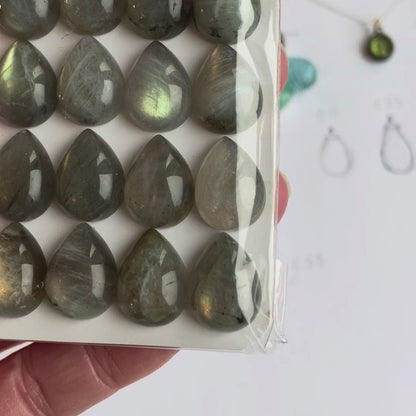 Video: Labradorit Cabochons Tropfen 12 x 16 mm