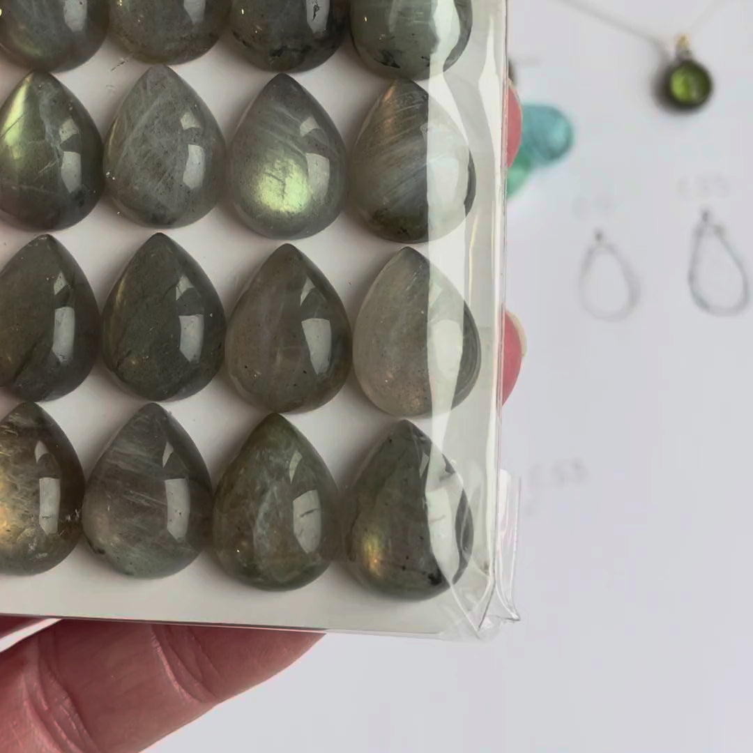 Video: Labradorit Cabochons Tropfen 12 x 16 mm