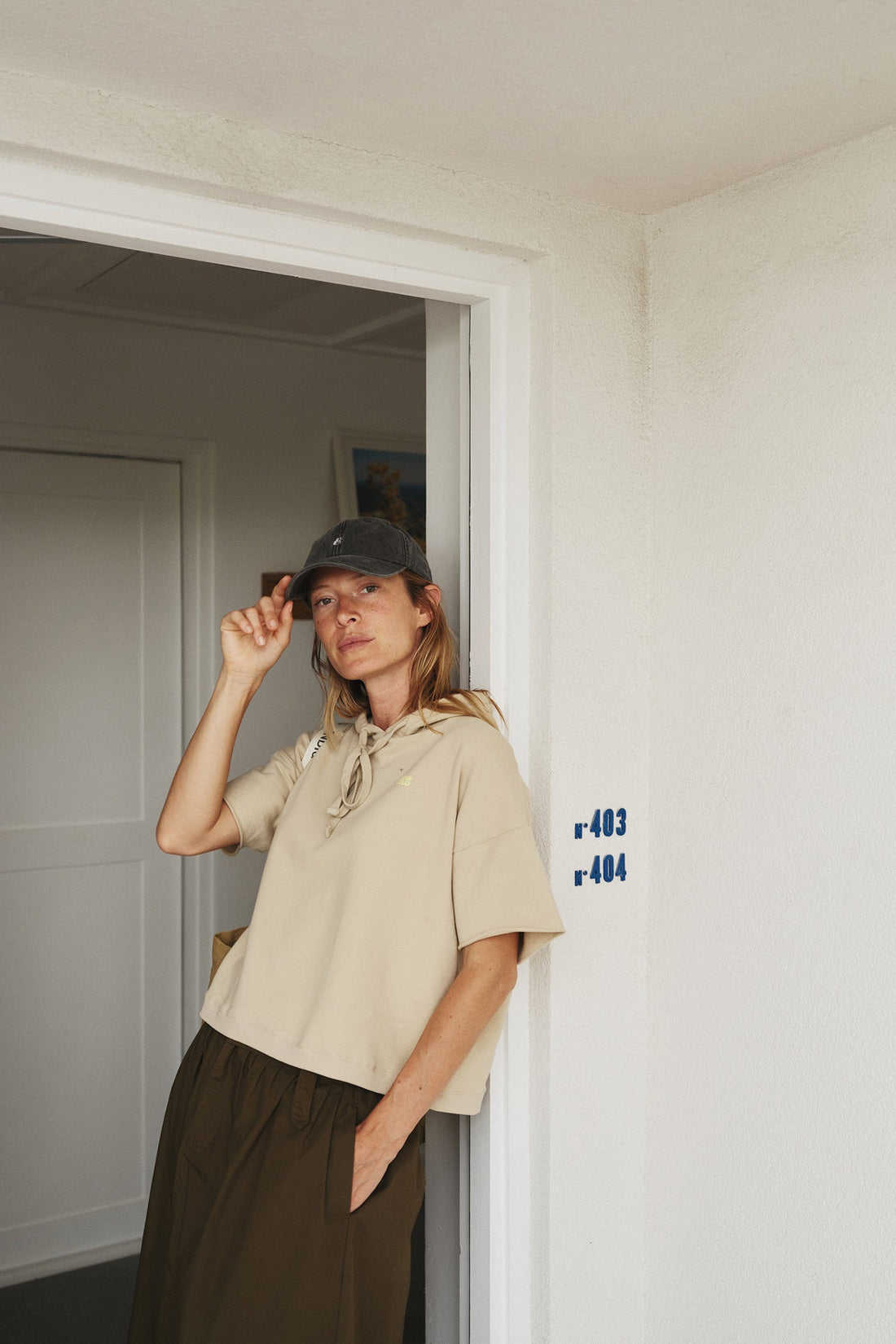 INDI&amp;COLD Kapuzensweatshirt mit kurzen Ärmeln in Beige