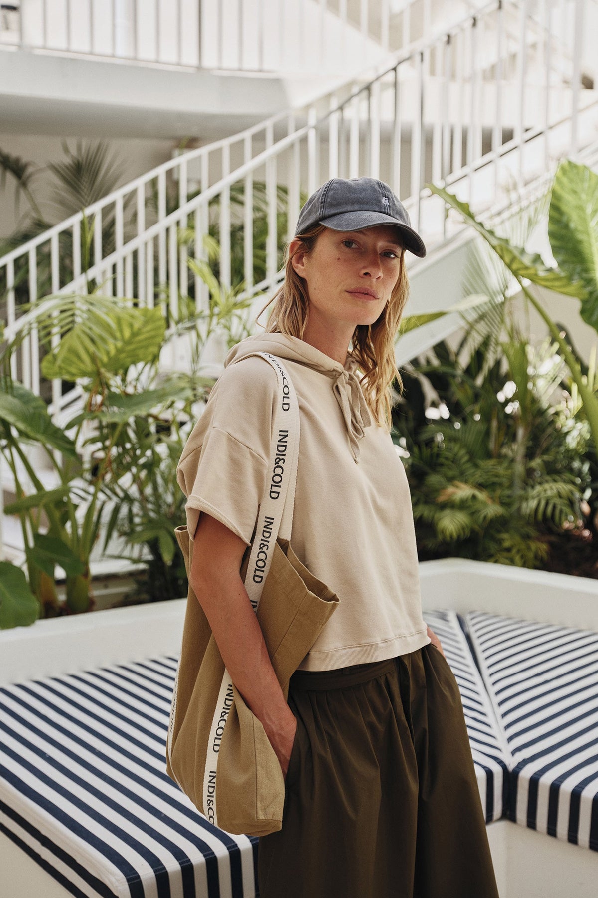 INDI&amp;COLD Kapuzensweatshirt mit kurzen Ärmeln in Beige